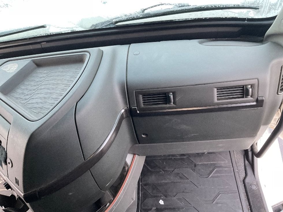 Sleeper Tractor-Heavy Duty Tractors-Volvo-2022-VNL64860-Pasco-WA-382,814\n\t\tmiles-$ 95,750 - Image 14