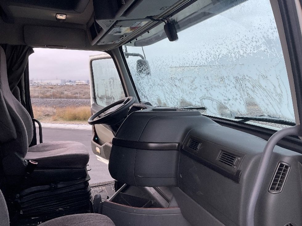 Sleeper Tractor-Heavy Duty Tractors-Volvo-2022-VNL64860-Pasco-WA-382,814\n\t\tmiles-$ 95,750 - Image 15