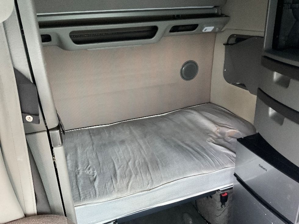 Sleeper Tractor-Heavy Duty Tractors-Volvo-2022-VNL64860-Pasco-WA-382,814\n\t\tmiles-$ 95,750 - Image 17