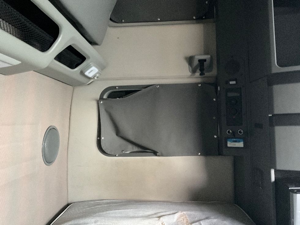 Sleeper Tractor-Heavy Duty Tractors-Volvo-2022-VNL64860-Pasco-WA-382,814\n\t\tmiles-$ 95,750 - Image 18