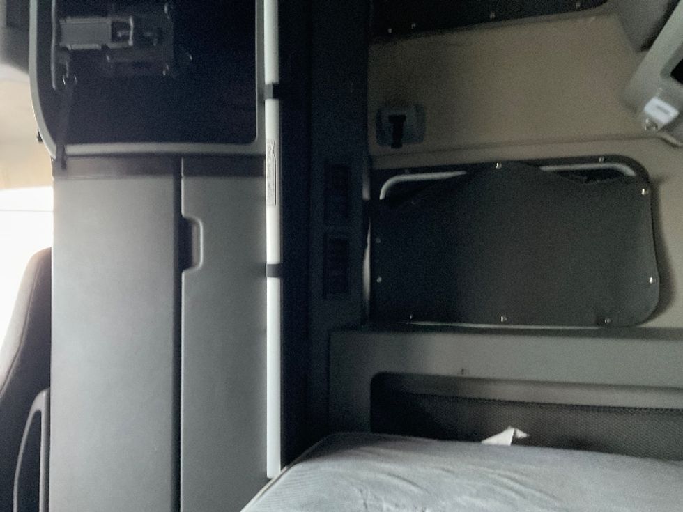 Sleeper Tractor-Heavy Duty Tractors-Volvo-2022-VNL64860-Pasco-WA-382,814\n\t\tmiles-$ 95,750 - Image 19