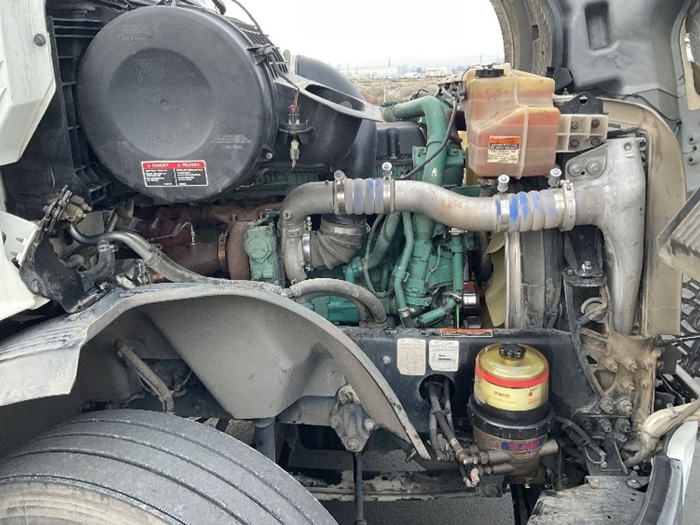 Sleeper Tractor-Heavy Duty Tractors-Volvo-2022-VNL64860-Pasco-WA-382,814\n\t\tmiles-$ 95,750 - Image 21