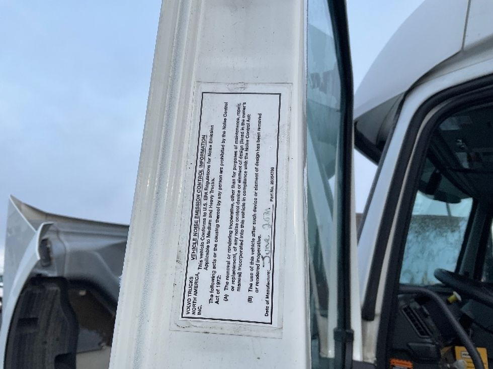 Sleeper Tractor-Heavy Duty Tractors-Volvo-2022-VNL64860-Pasco-WA-382,814\n\t\tmiles-$ 95,750 - Image 22