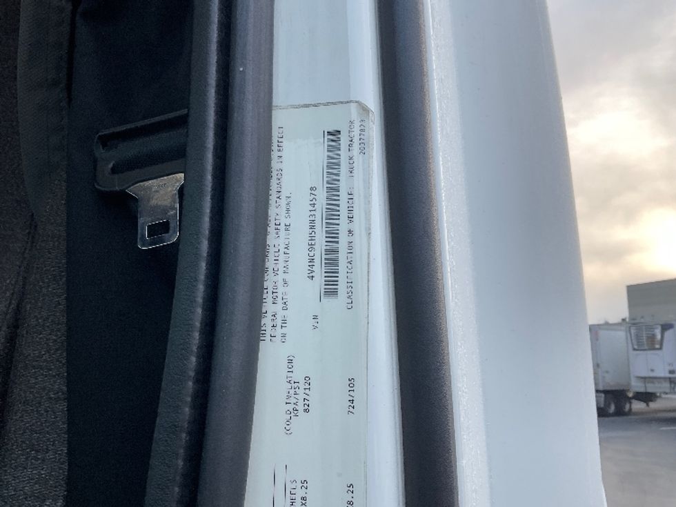 Sleeper Tractor-Heavy Duty Tractors-Volvo-2022-VNL64860-Pasco-WA-382,814\n\t\tmiles-$ 95,750 - Image 24