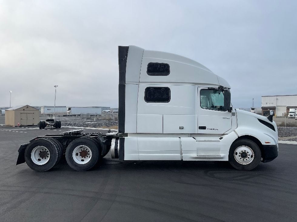 Sleeper Tractor-Heavy Duty Tractors-Volvo-2022-VNL64860-Pasco-WA-382,814\n\t\tmiles-$ 95,750 - Image 8