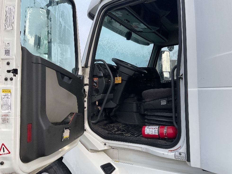 Sleeper Tractor-Heavy Duty Tractors-Volvo-2022-VNL64860-Pasco-WA-382,814\n\t\tmiles-$ 95,750 - Image 9