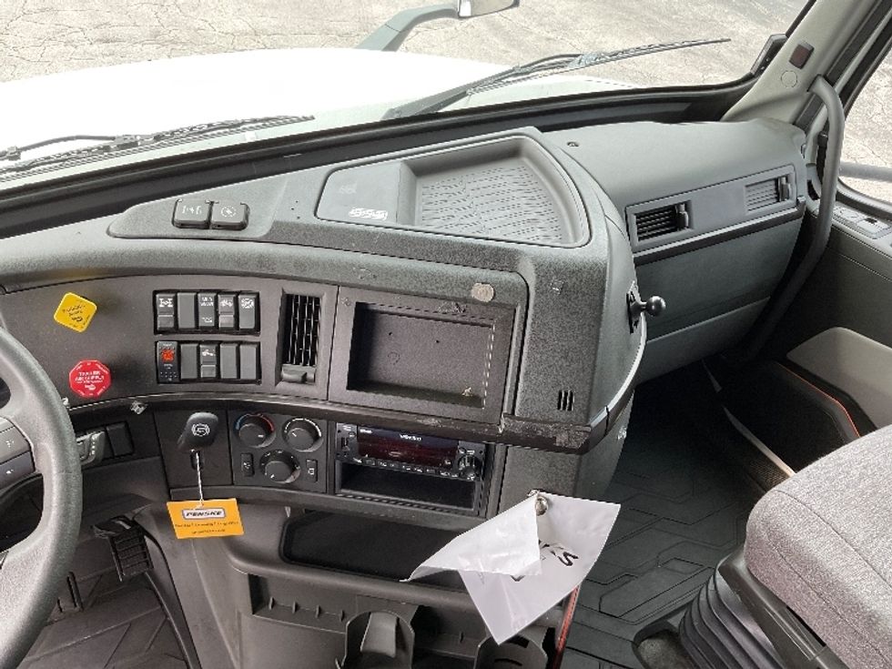 Sleeper Tractor-Heavy Duty Tractors-Volvo-2022-VNL64860-Perrysburg-OH-328,177\n\t\tmiles-$ 94,250 - Image 12