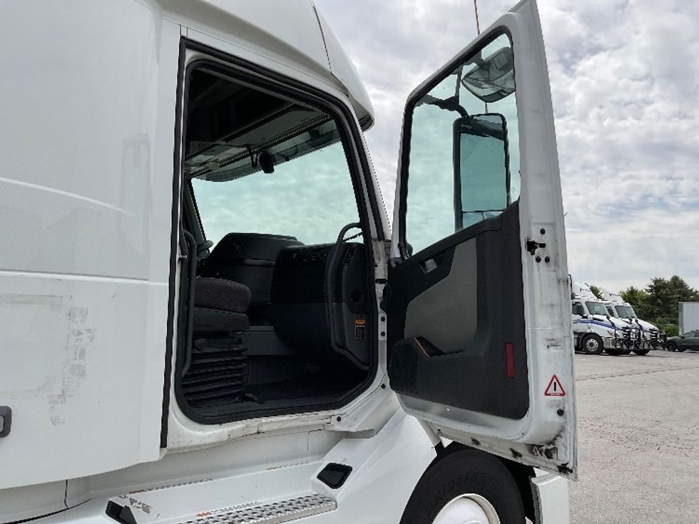 Sleeper Tractor-Heavy Duty Tractors-Volvo-2022-VNL64860-Perrysburg-OH-328,177\n\t\tmiles-$ 94,250 - Image 13