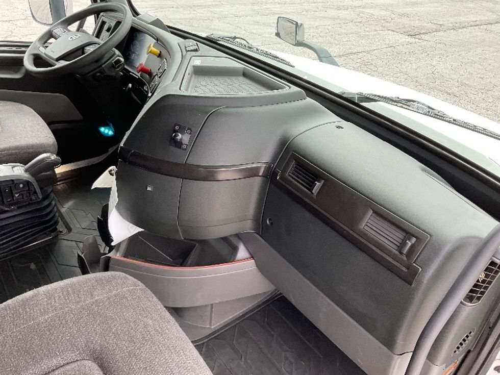 Sleeper Tractor-Heavy Duty Tractors-Volvo-2022-VNL64860-Perrysburg-OH-328,177\n\t\tmiles-$ 94,250 - Image 15