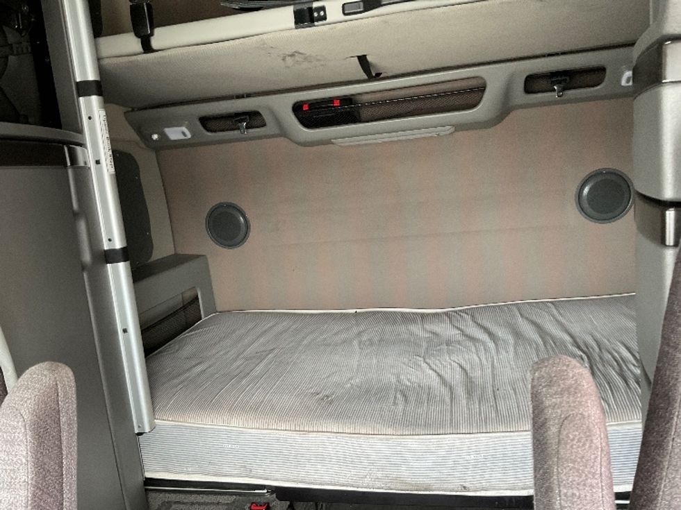 Sleeper Tractor-Heavy Duty Tractors-Volvo-2022-VNL64860-Perrysburg-OH-328,177\n\t\tmiles-$ 94,250 - Image 16