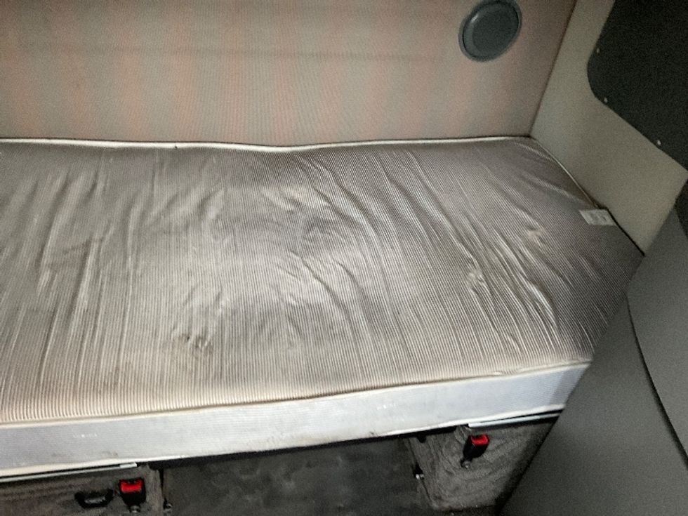 Sleeper Tractor-Heavy Duty Tractors-Volvo-2022-VNL64860-Perrysburg-OH-328,177\n\t\tmiles-$ 94,250 - Image 17