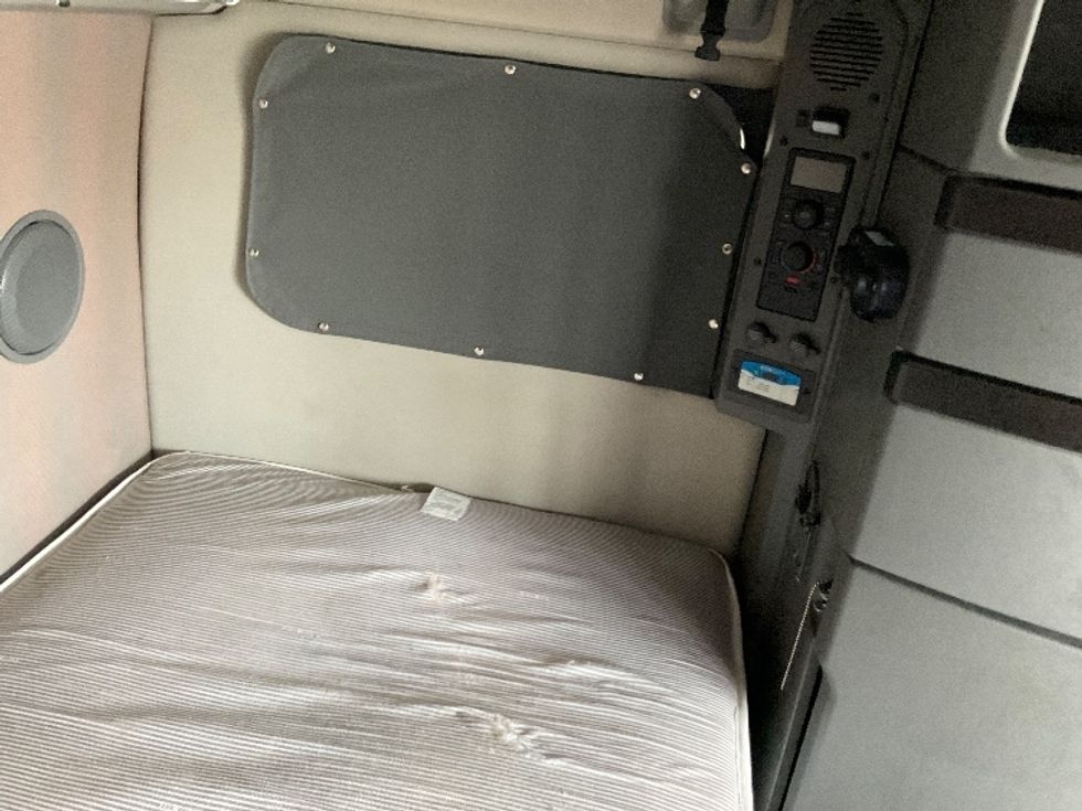 Sleeper Tractor-Heavy Duty Tractors-Volvo-2022-VNL64860-Perrysburg-OH-328,177\n\t\tmiles-$ 94,250 - Image 18