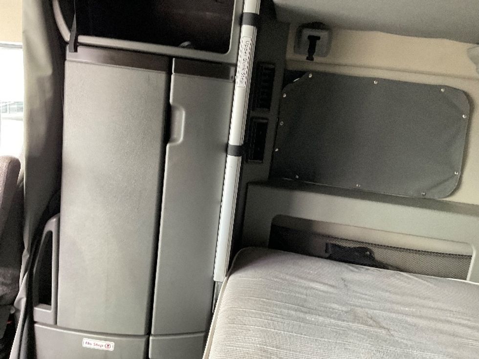 Sleeper Tractor-Heavy Duty Tractors-Volvo-2022-VNL64860-Perrysburg-OH-328,177\n\t\tmiles-$ 94,250 - Image 19