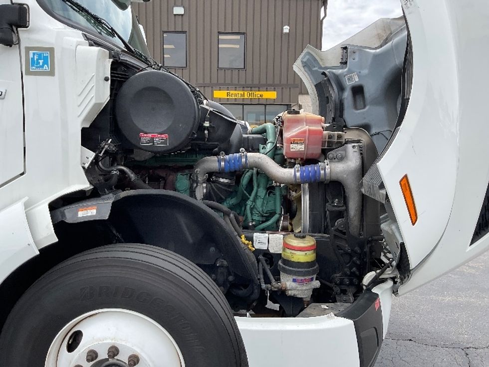 Sleeper Tractor-Heavy Duty Tractors-Volvo-2022-VNL64860-Perrysburg-OH-328,177\n\t\tmiles-$ 94,250 - Image 20