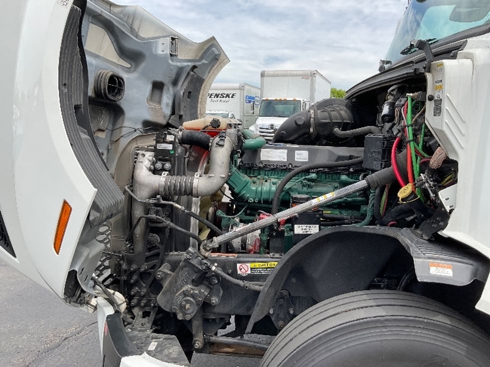 Sleeper Tractor-Heavy Duty Tractors-Volvo-2022-VNL64860-Perrysburg-OH-328,177\n\t\tmiles-$ 94,250 - Image 21