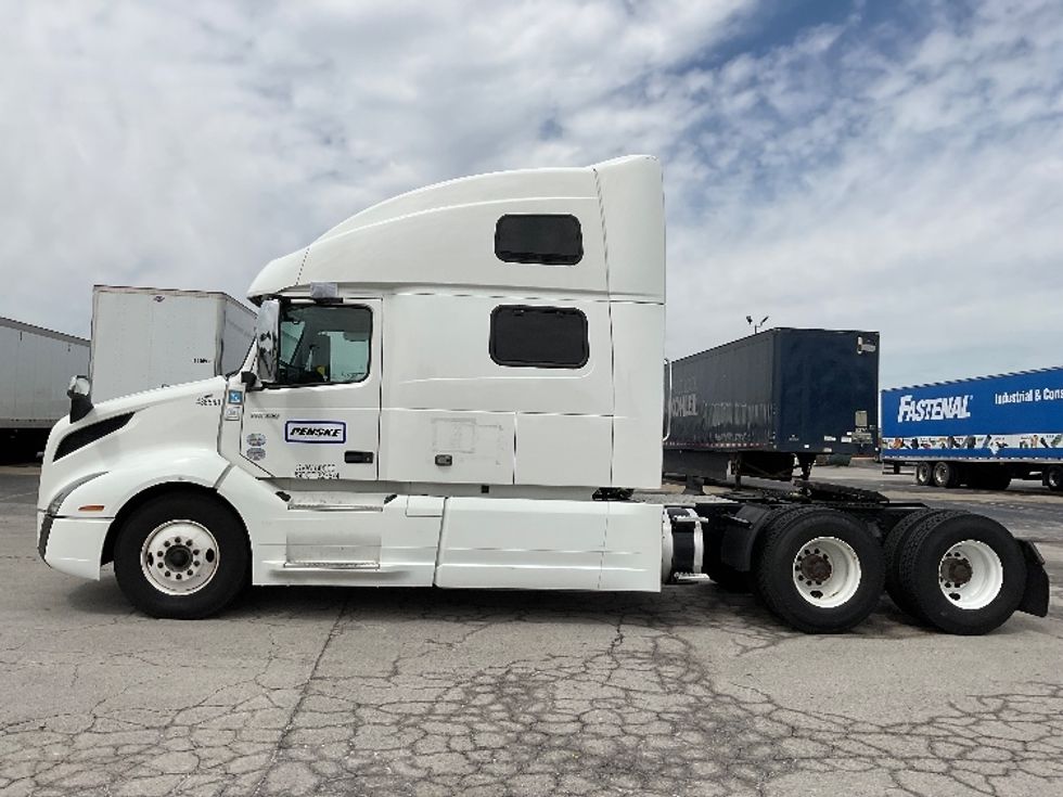 Sleeper Tractor-Heavy Duty Tractors-Volvo-2022-VNL64860-Perrysburg-OH-328,177\n\t\tmiles-$ 94,250 - Image 4