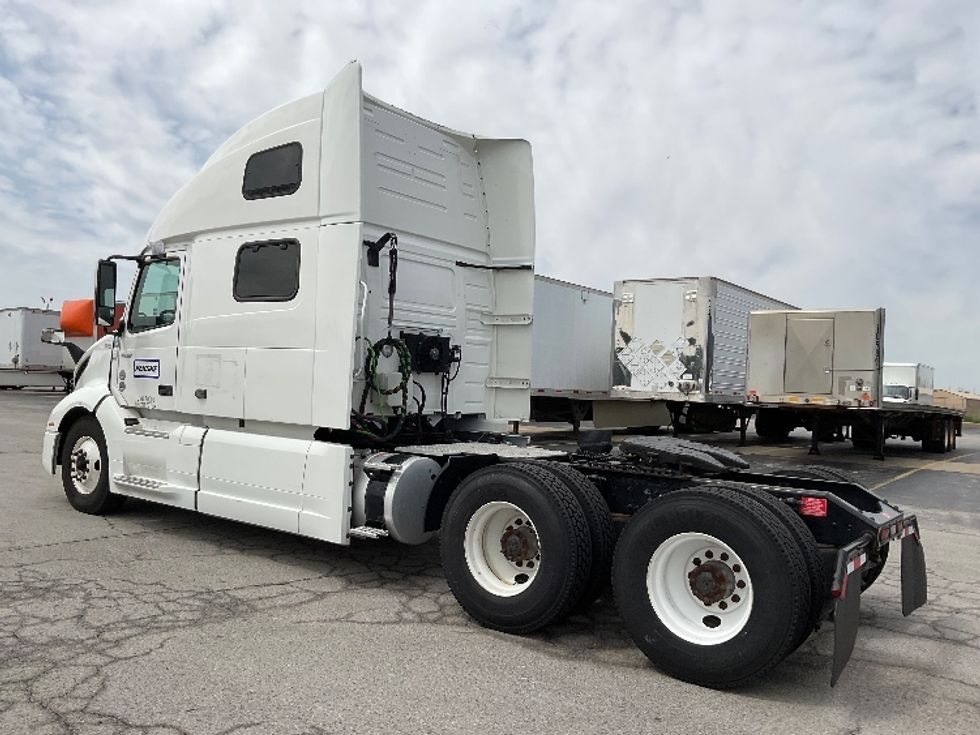 Sleeper Tractor-Heavy Duty Tractors-Volvo-2022-VNL64860-Perrysburg-OH-328,177\n\t\tmiles-$ 94,250 - Image 5