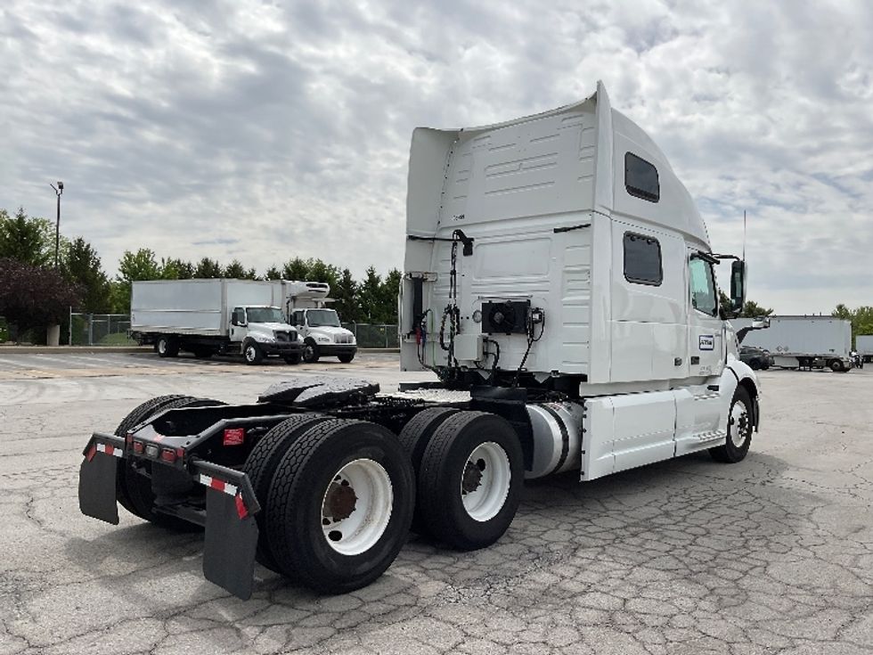 Sleeper Tractor-Heavy Duty Tractors-Volvo-2022-VNL64860-Perrysburg-OH-328,177\n\t\tmiles-$ 94,250 - Image 7