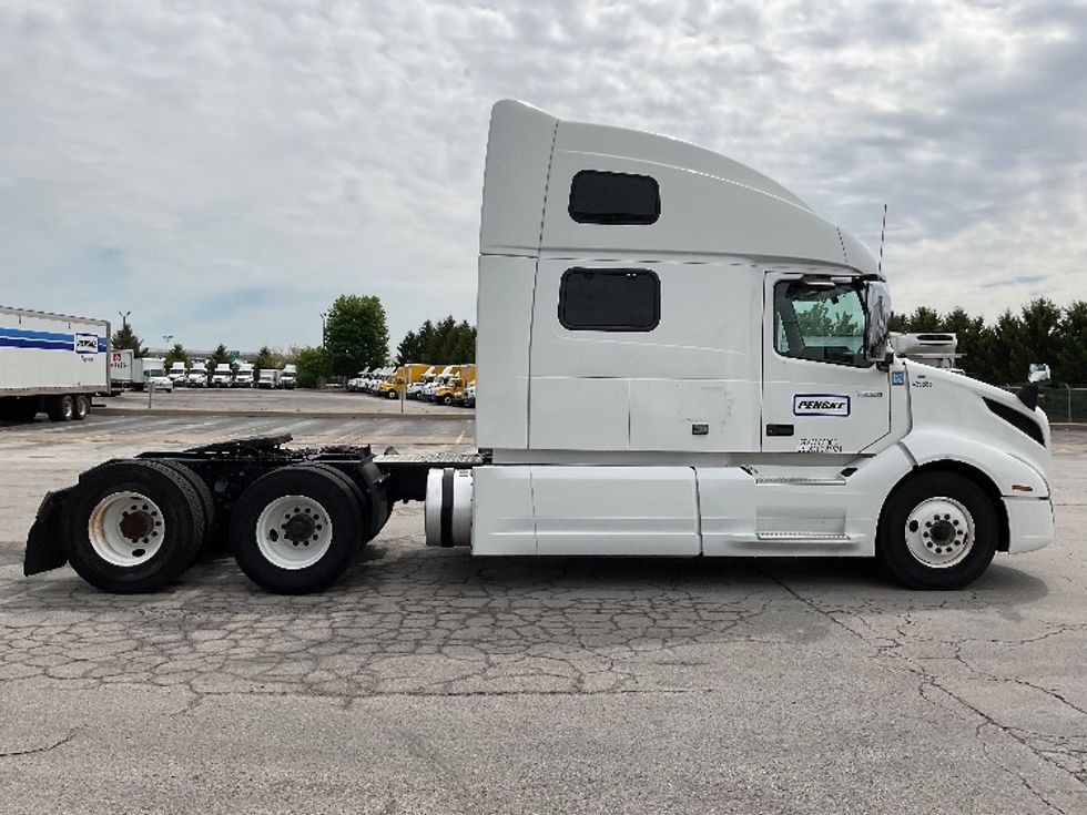 Sleeper Tractor-Heavy Duty Tractors-Volvo-2022-VNL64860-Perrysburg-OH-328,177\n\t\tmiles-$ 94,250 - Image 8