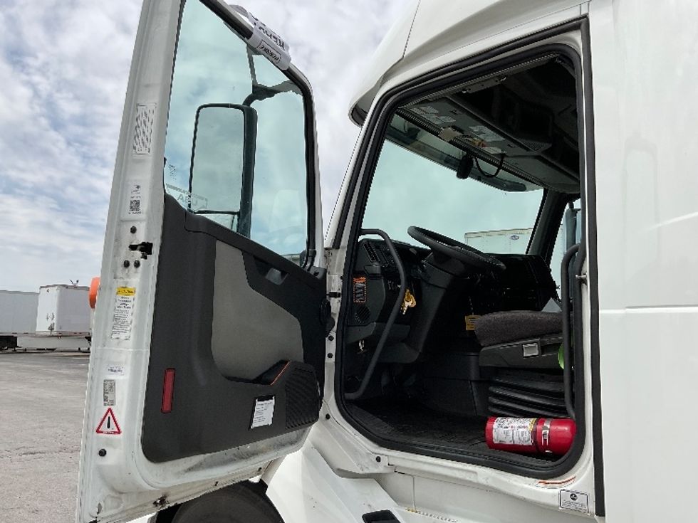 Sleeper Tractor-Heavy Duty Tractors-Volvo-2022-VNL64860-Perrysburg-OH-328,177\n\t\tmiles-$ 94,250 - Image 9