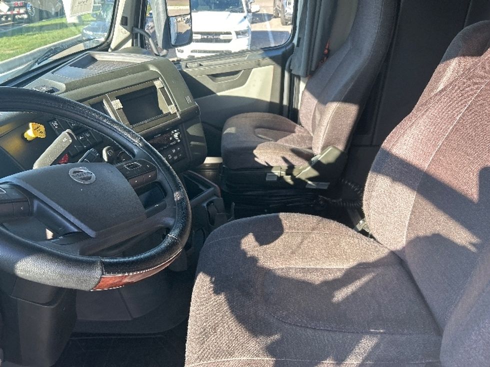 Sleeper Tractor-Heavy Duty Tractors-Volvo-2022-VNL64860-Piqua-OH-409,937\n\t\tmiles-$ 85,000 - Image 10