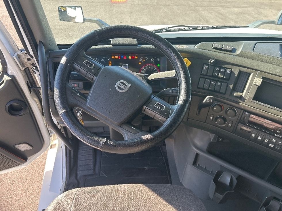 Sleeper Tractor-Heavy Duty Tractors-Volvo-2022-VNL64860-Piqua-OH-409,937\n\t\tmiles-$ 85,000 - Image 11