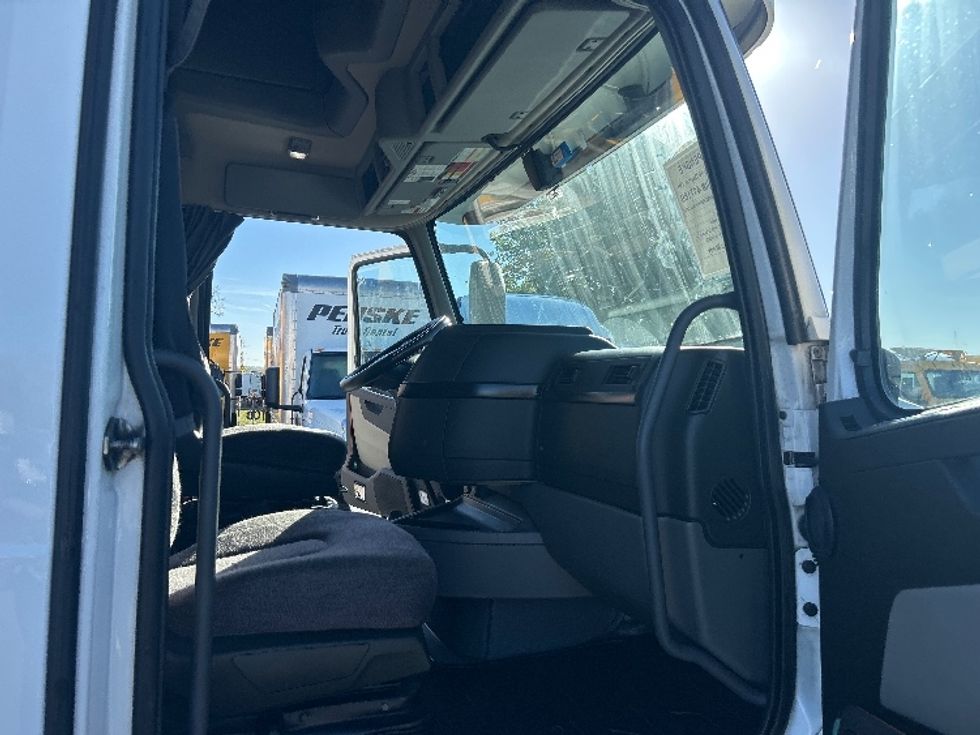 Sleeper Tractor-Heavy Duty Tractors-Volvo-2022-VNL64860-Piqua-OH-409,937\n\t\tmiles-$ 85,000 - Image 13