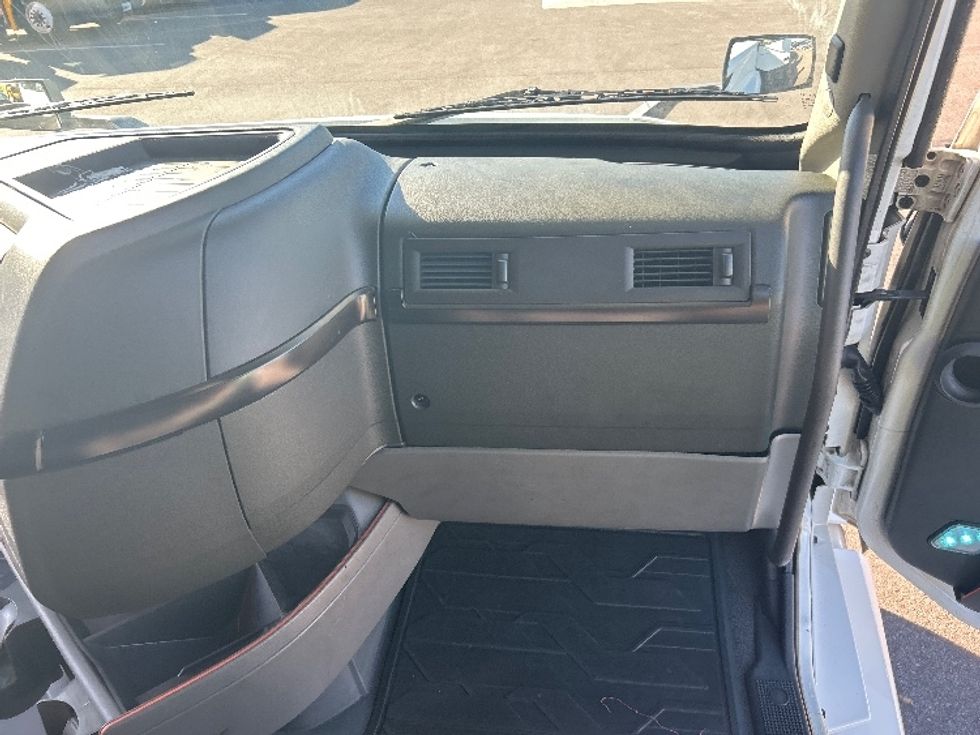 Sleeper Tractor-Heavy Duty Tractors-Volvo-2022-VNL64860-Piqua-OH-409,937\n\t\tmiles-$ 85,000 - Image 14