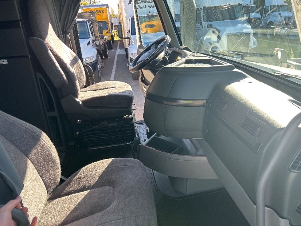 Sleeper Tractor-Heavy Duty Tractors-Volvo-2022-VNL64860-Piqua-OH-409,937\n\t\tmiles-$ 85,000 - Image 15