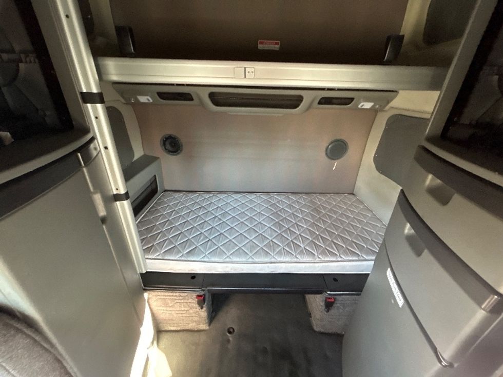 Sleeper Tractor-Heavy Duty Tractors-Volvo-2022-VNL64860-Piqua-OH-409,937\n\t\tmiles-$ 85,000 - Image 16