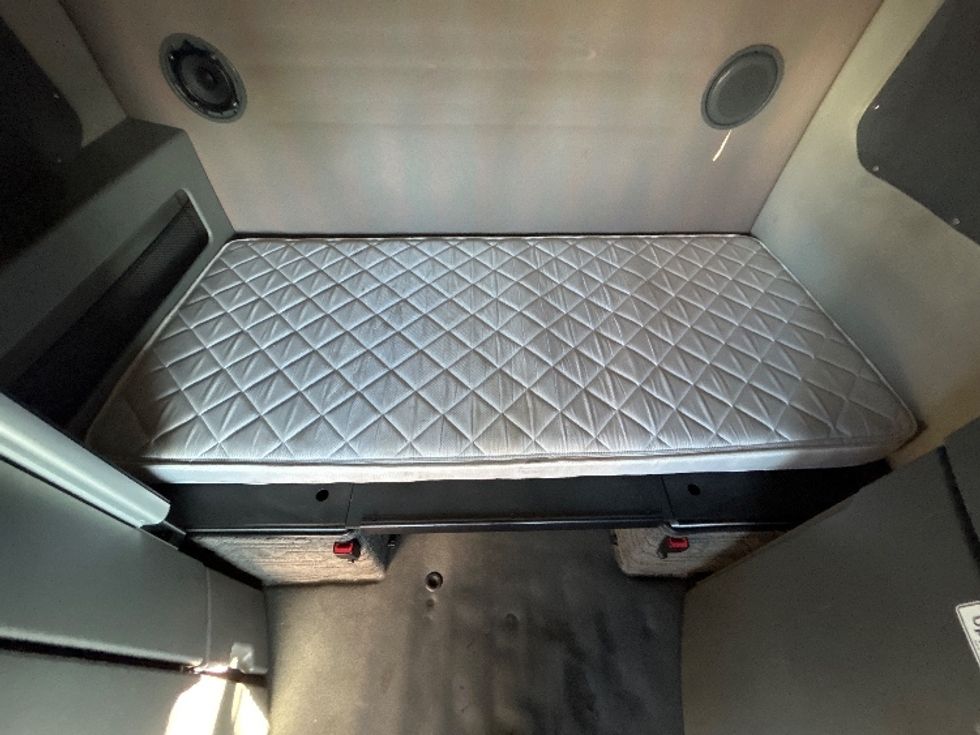 Sleeper Tractor-Heavy Duty Tractors-Volvo-2022-VNL64860-Piqua-OH-409,937\n\t\tmiles-$ 85,000 - Image 17