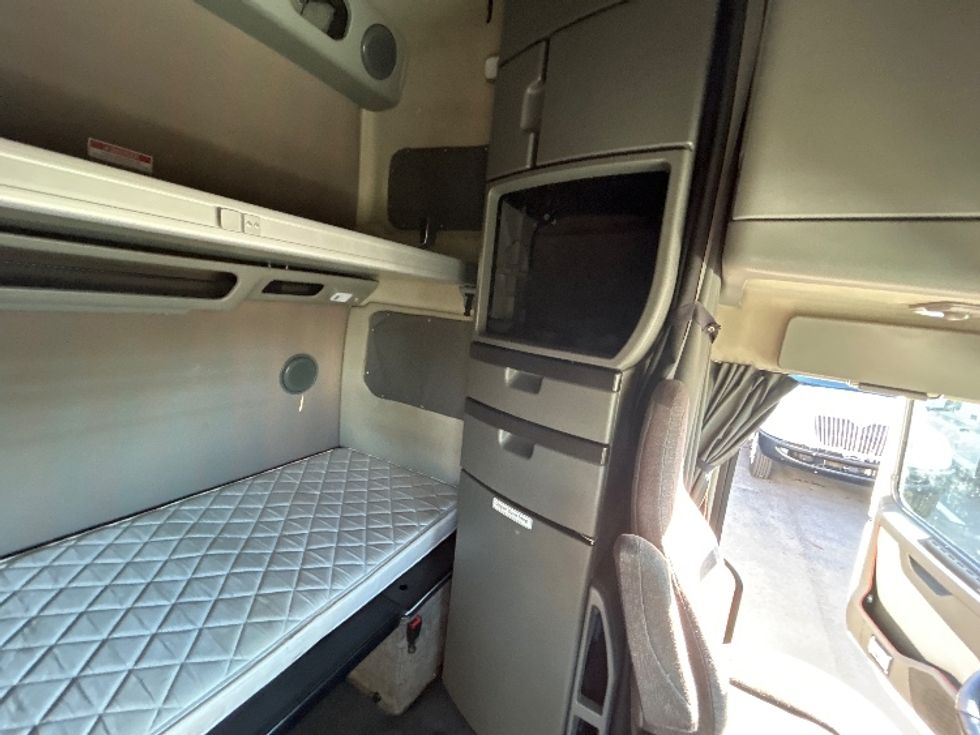 Sleeper Tractor-Heavy Duty Tractors-Volvo-2022-VNL64860-Piqua-OH-409,937\n\t\tmiles-$ 85,000 - Image 18