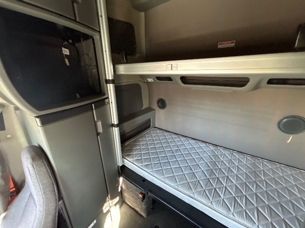 Sleeper Tractor-Heavy Duty Tractors-Volvo-2022-VNL64860-Piqua-OH-409,937\n\t\tmiles-$ 85,000 - Image 19