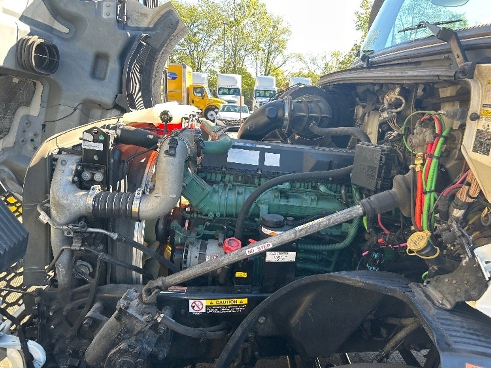 Sleeper Tractor-Heavy Duty Tractors-Volvo-2022-VNL64860-Piqua-OH-409,937\n\t\tmiles-$ 85,000 - Image 21