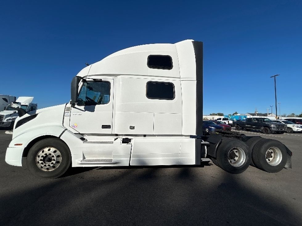 Sleeper Tractor-Heavy Duty Tractors-Volvo-2022-VNL64860-Piqua-OH-409,937\n\t\tmiles-$ 85,000 - Image 4