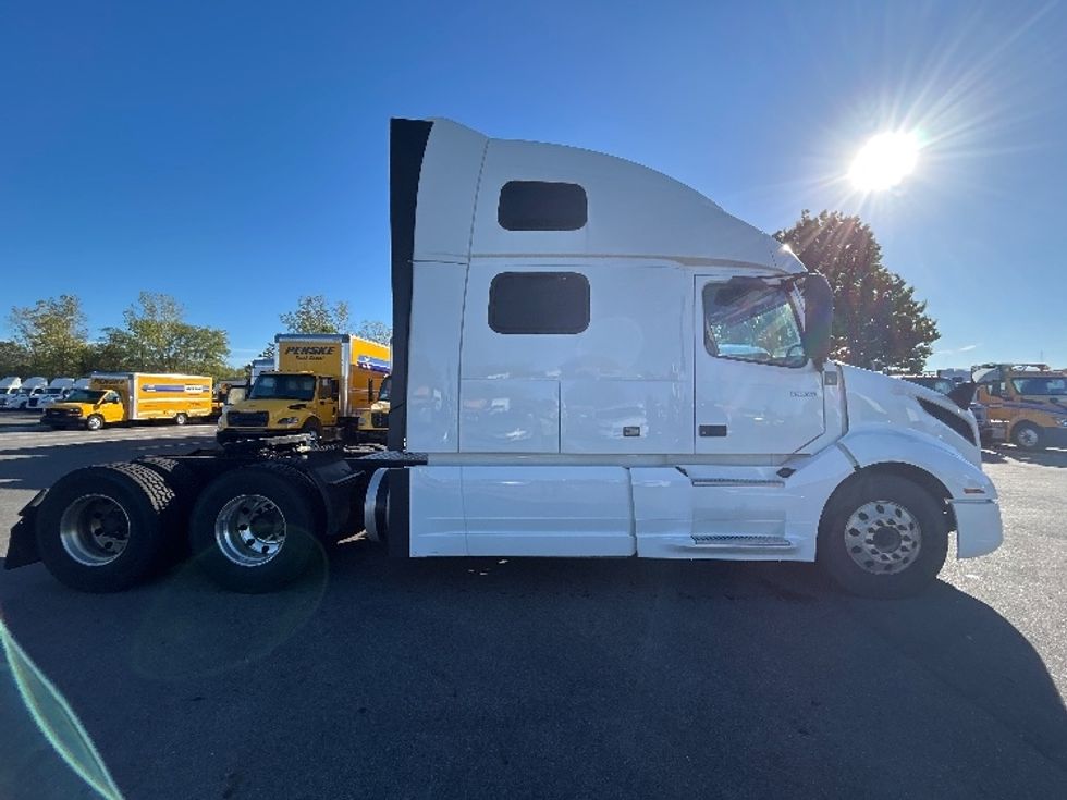 Sleeper Tractor-Heavy Duty Tractors-Volvo-2022-VNL64860-Piqua-OH-409,937\n\t\tmiles-$ 85,000 - Image 8