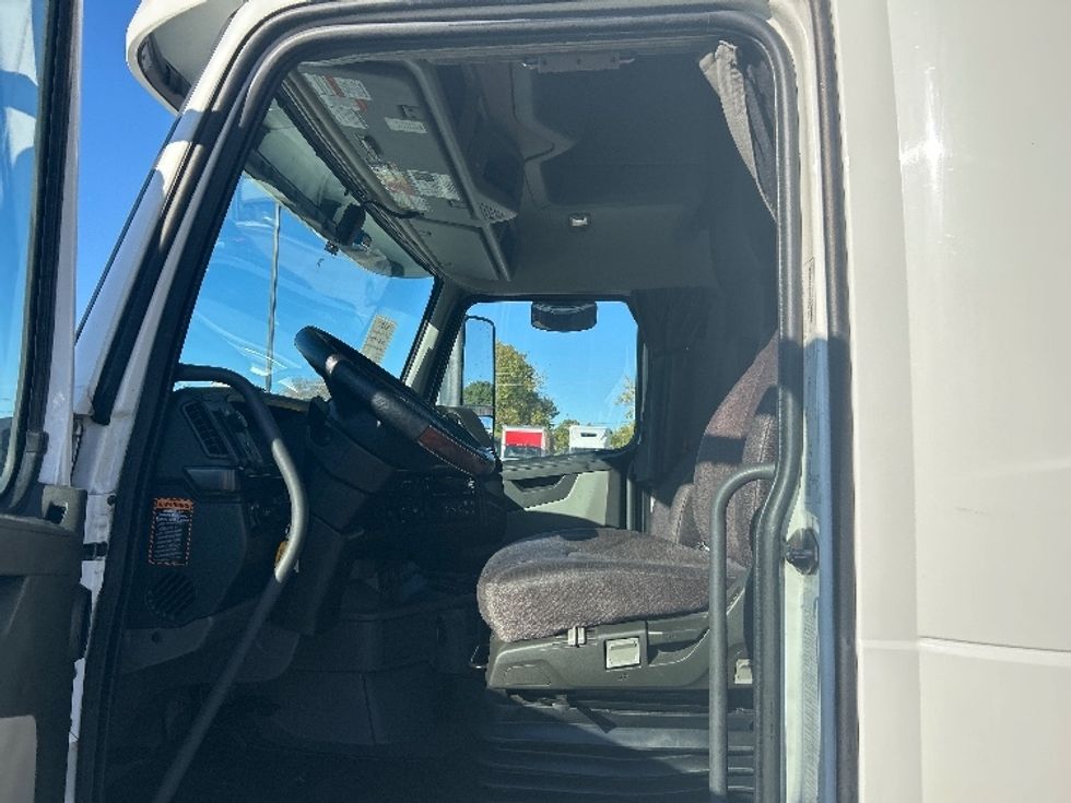 Sleeper Tractor-Heavy Duty Tractors-Volvo-2022-VNL64860-Piqua-OH-409,937\n\t\tmiles-$ 85,000 - Image 9