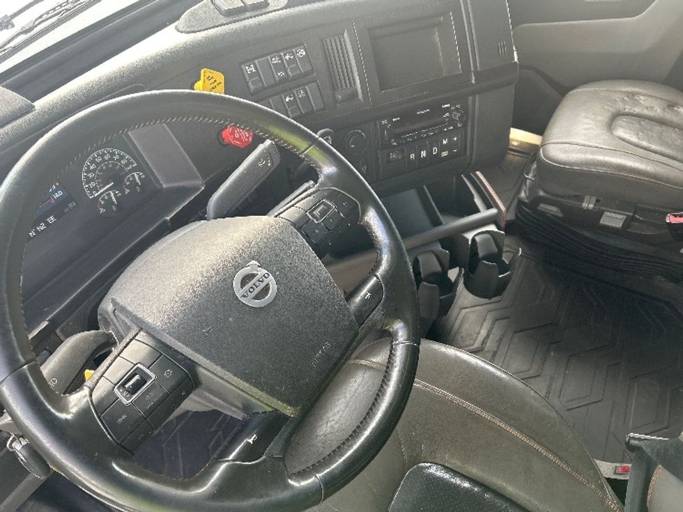 Sleeper Tractor-Heavy Duty Tractors-Volvo-2022-VNL64860-San Diego-CA-388,674\n\t\tmiles-$ 96,750 - Image 10