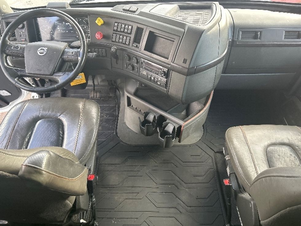 Sleeper Tractor-Heavy Duty Tractors-Volvo-2022-VNL64860-San Diego-CA-388,674\n\t\tmiles-$ 96,750 - Image 12