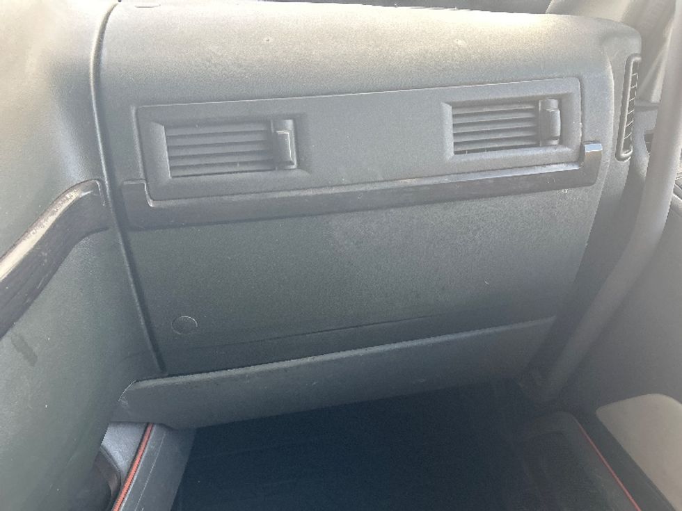 Sleeper Tractor-Heavy Duty Tractors-Volvo-2022-VNL64860-San Diego-CA-388,674\n\t\tmiles-$ 96,750 - Image 14