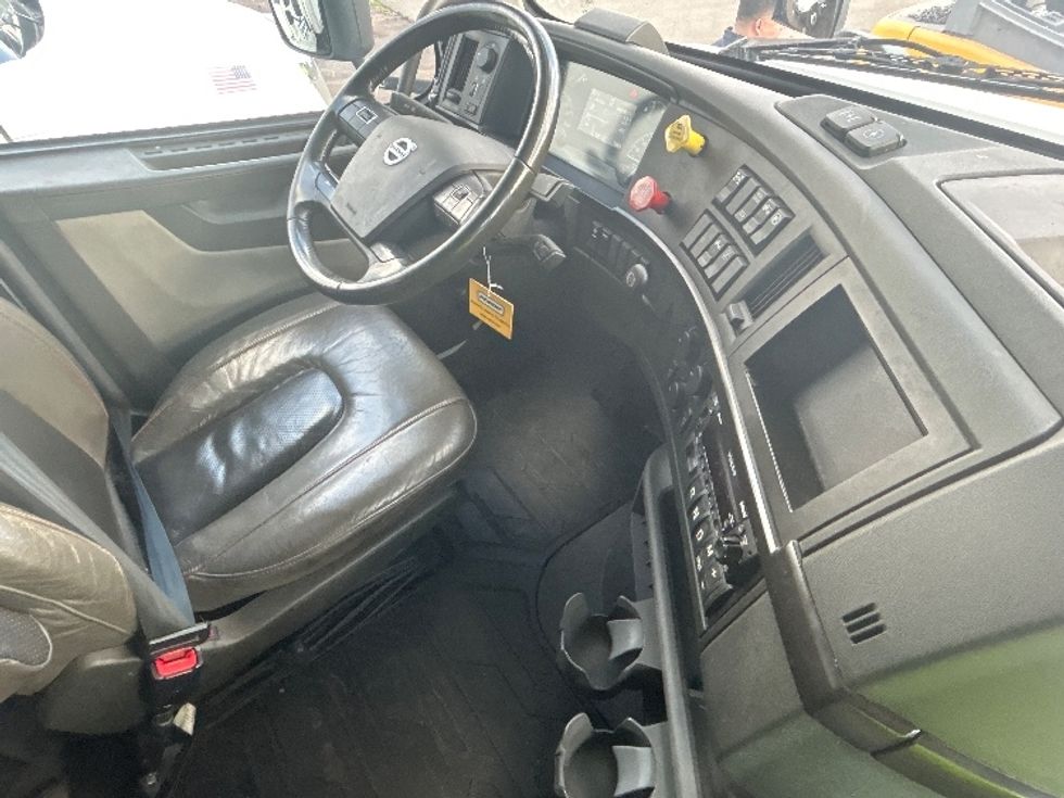 Sleeper Tractor-Heavy Duty Tractors-Volvo-2022-VNL64860-San Diego-CA-388,674\n\t\tmiles-$ 96,750 - Image 15