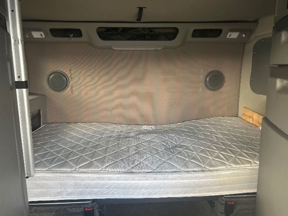 Sleeper Tractor-Heavy Duty Tractors-Volvo-2022-VNL64860-San Diego-CA-388,674\n\t\tmiles-$ 96,750 - Image 16