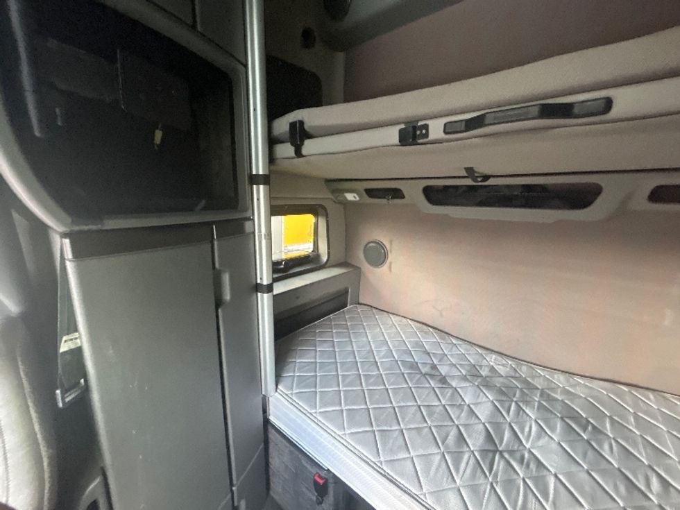 Sleeper Tractor-Heavy Duty Tractors-Volvo-2022-VNL64860-San Diego-CA-388,674\n\t\tmiles-$ 96,750 - Image 18