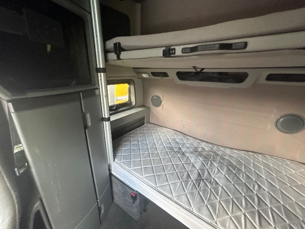 Sleeper Tractor-Heavy Duty Tractors-Volvo-2022-VNL64860-San Diego-CA-388,674\n\t\tmiles-$ 96,750 - Image 19