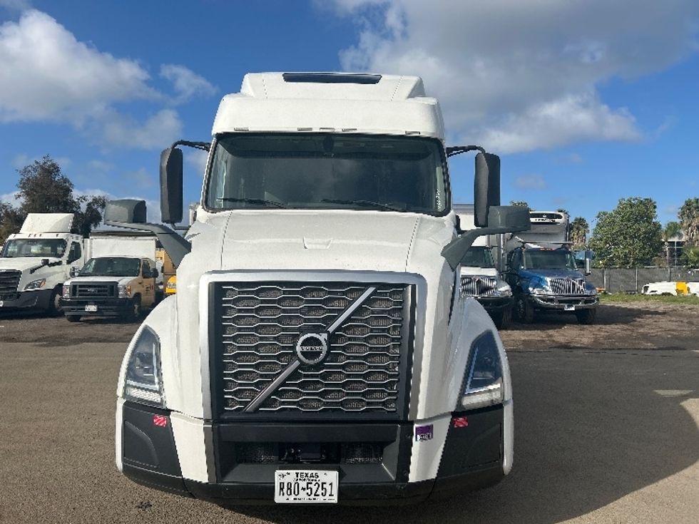 Sleeper Tractor-Heavy Duty Tractors-Volvo-2022-VNL64860-San Diego-CA-388,674\n\t\tmiles-$ 96,750 - Image 2
