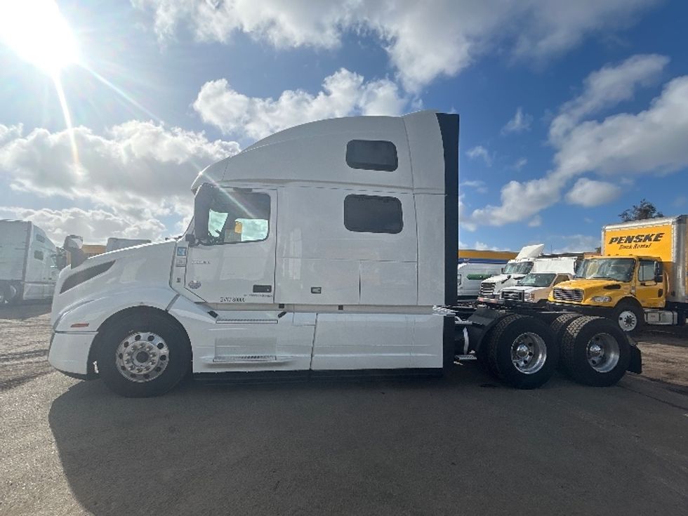 Sleeper Tractor-Heavy Duty Tractors-Volvo-2022-VNL64860-San Diego-CA-388,674\n\t\tmiles-$ 96,750 - Image 4