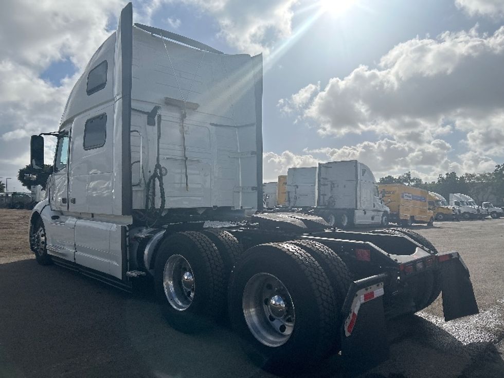 Sleeper Tractor-Heavy Duty Tractors-Volvo-2022-VNL64860-San Diego-CA-388,674\n\t\tmiles-$ 96,750 - Image 5