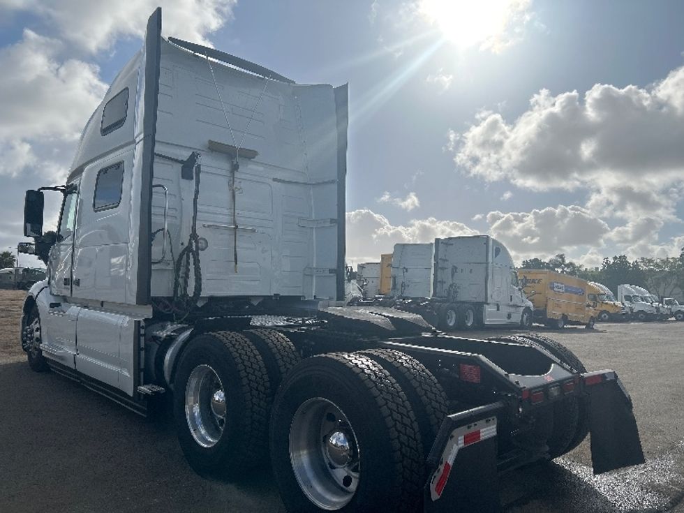 Sleeper Tractor-Heavy Duty Tractors-Volvo-2022-VNL64860-San Diego-CA-388,674\n\t\tmiles-$ 96,750 - Image 7