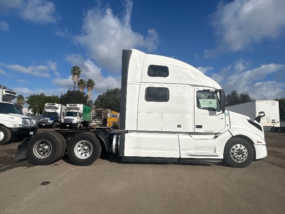 Sleeper Tractor-Heavy Duty Tractors-Volvo-2022-VNL64860-San Diego-CA-388,674\n\t\tmiles-$ 96,750 - Image 8