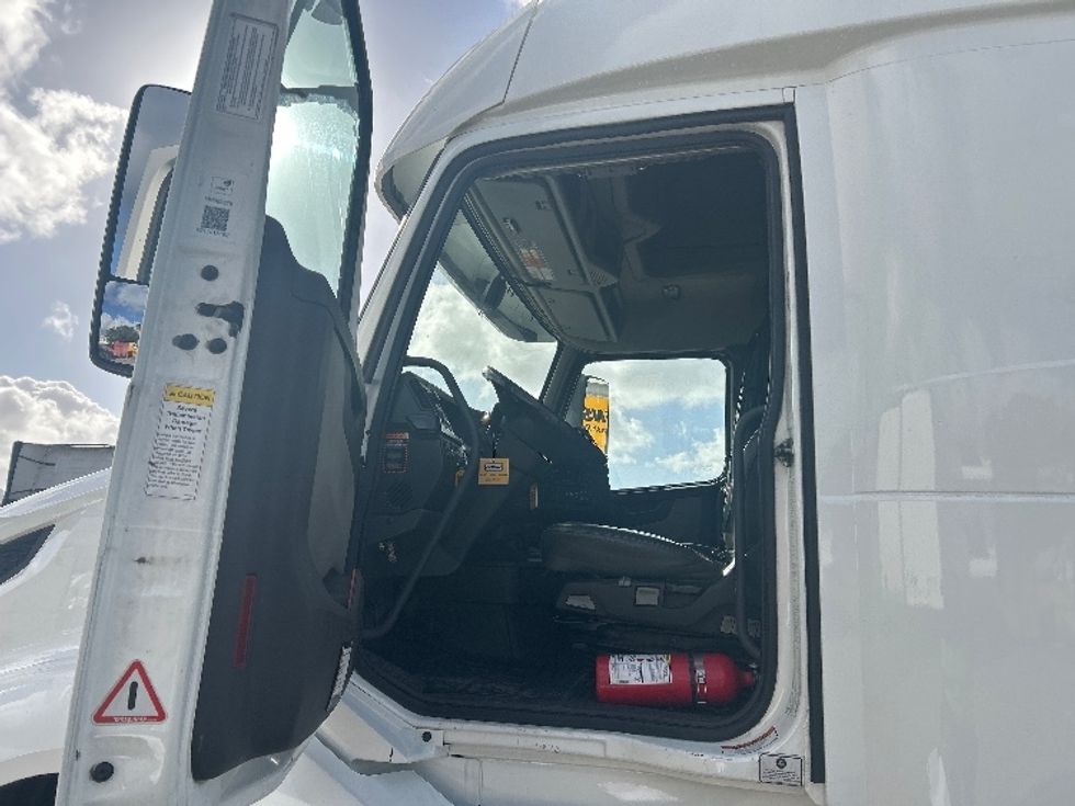 Sleeper Tractor-Heavy Duty Tractors-Volvo-2022-VNL64860-San Diego-CA-388,674\n\t\tmiles-$ 96,750 - Image 9